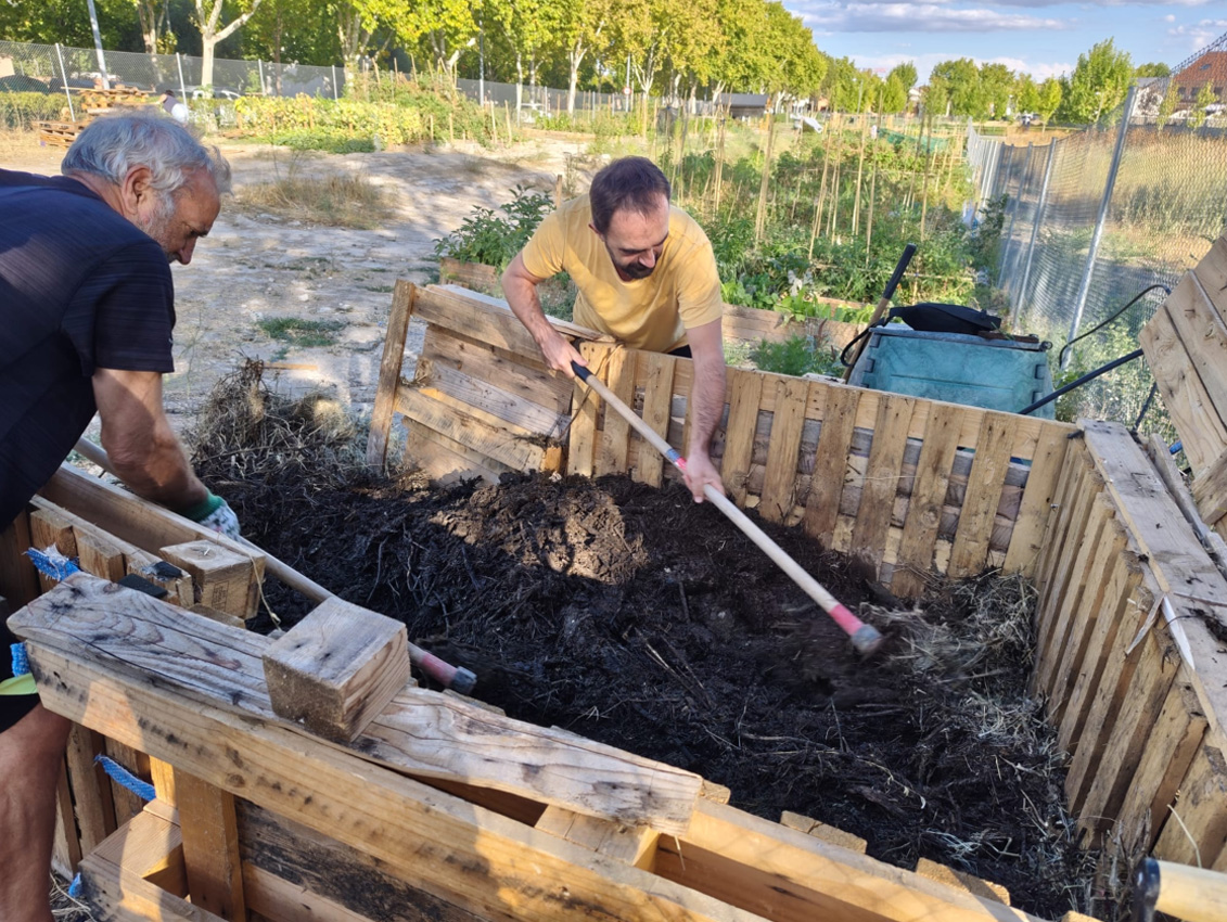 Hortelanos removiendo la compostera en el taller de cultivo ecológico